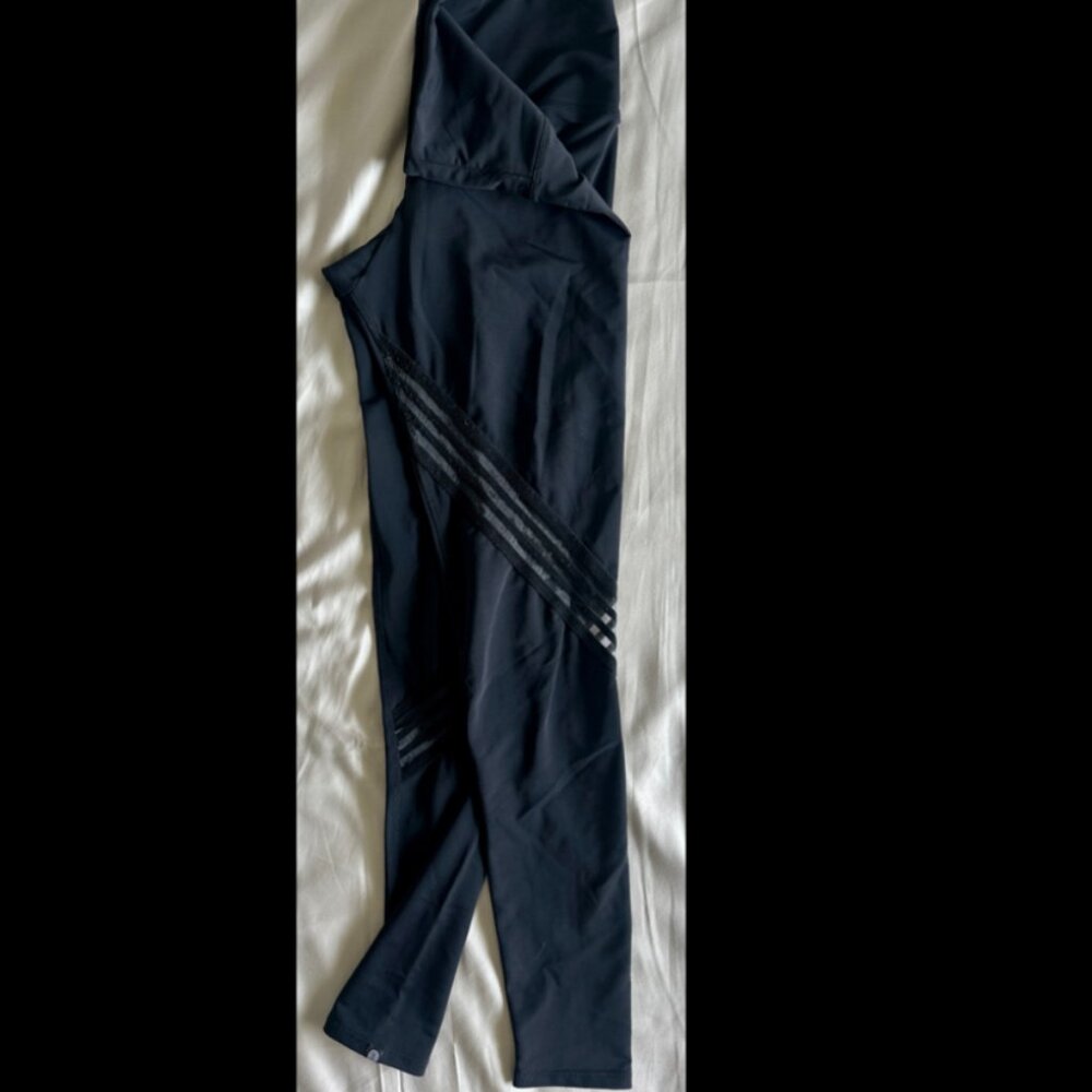 Onzie High-Rise Black Leggings – Tonal Stripe Design – Size S/M